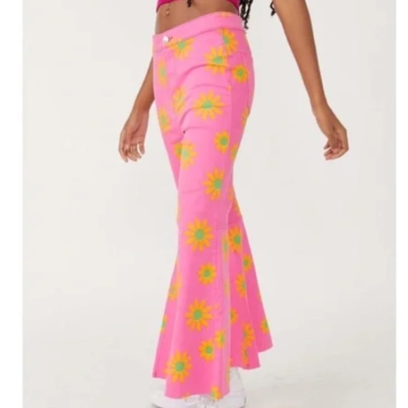 Free People Youthquake Printed Crop Flare Jeans in Lipstick Combo sz 26 - Picture 5 of 6